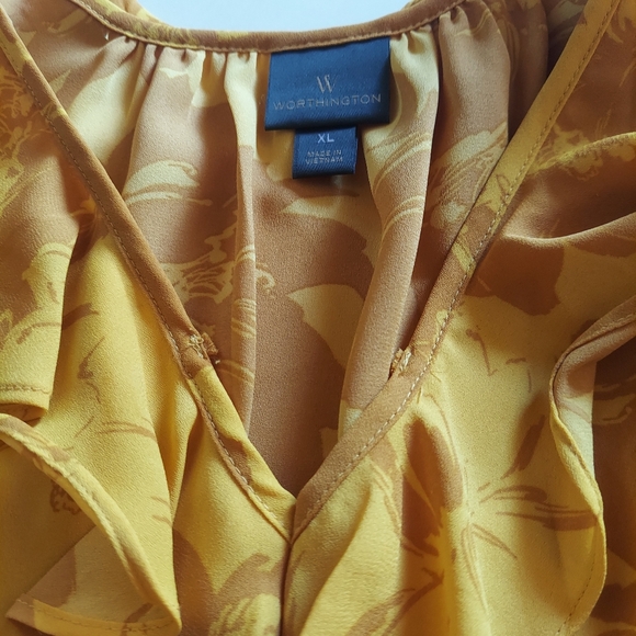 Sleeveless casual Vneck blouse - Picture 2 of 3